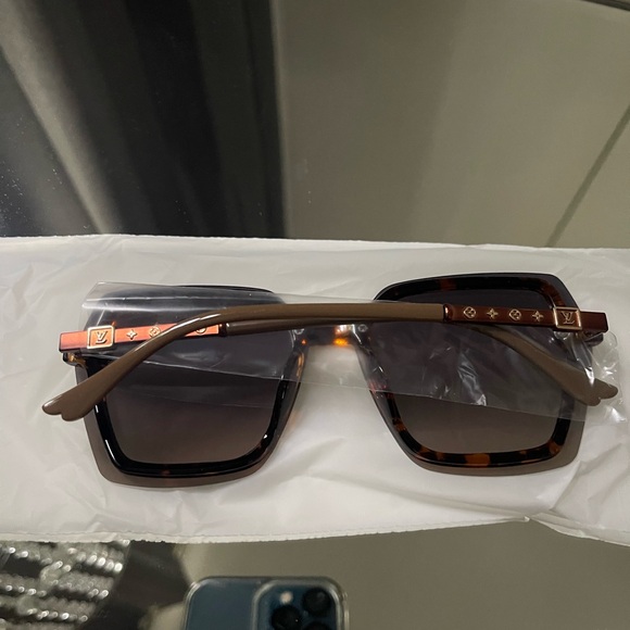 Beautiful Sunglasses 🕶️ - Picture 7 of 8